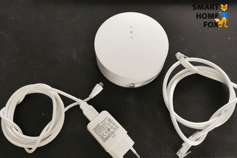 Man sieht das IKEA Smart Home Gateway auf dem Tisch liegen.